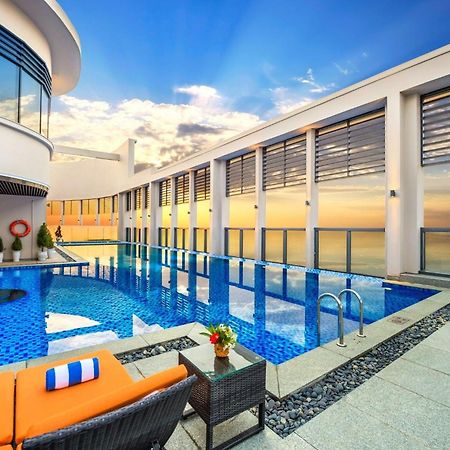 Luxury Apartment - Rooftop Swimming Pool - Beach Front - Hinata Apartment Дананг Экстерьер фото