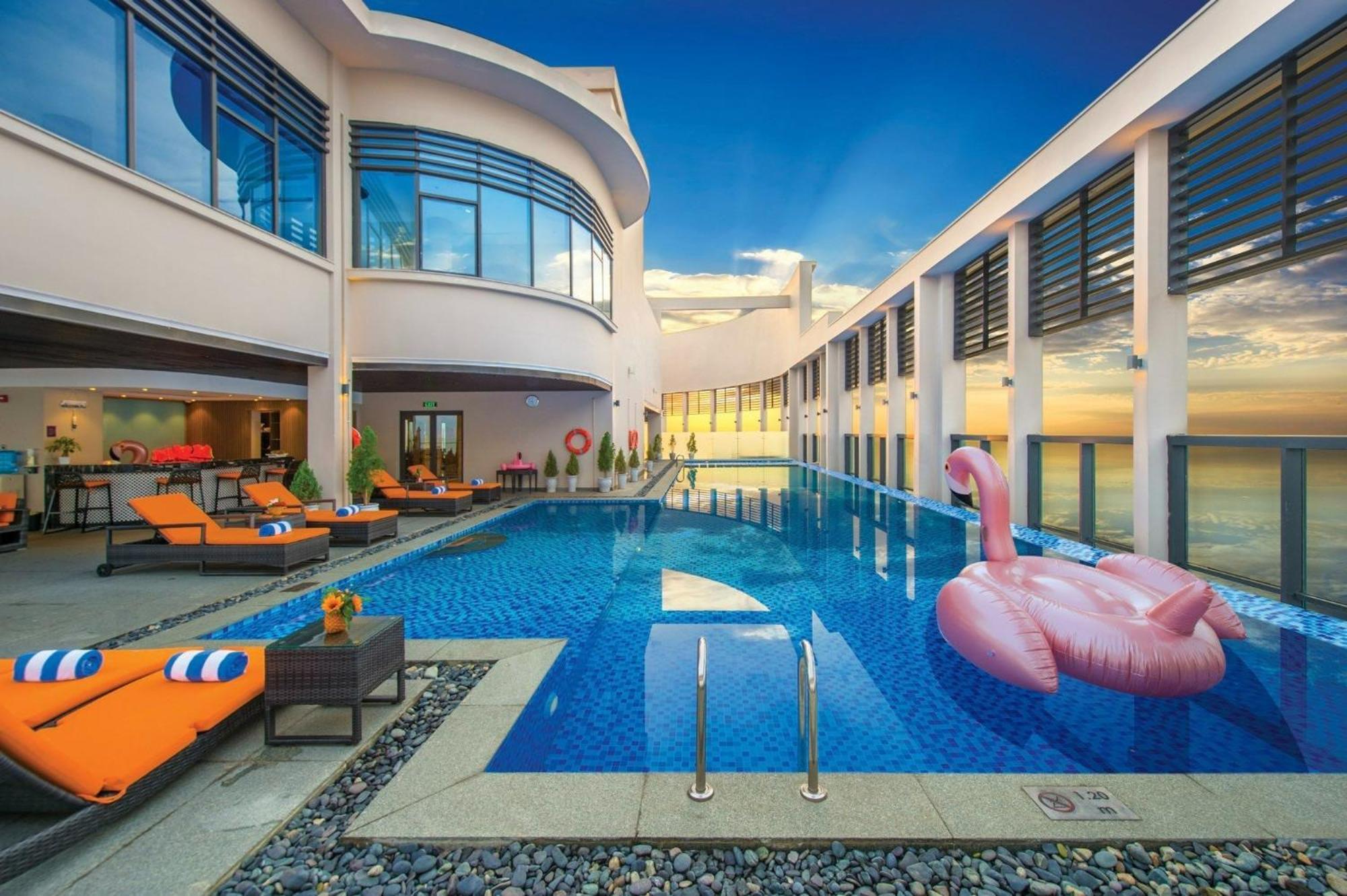 Luxury Apartment - Rooftop Swimming Pool - Beach Front - Hinata Apartment Дананг Экстерьер фото