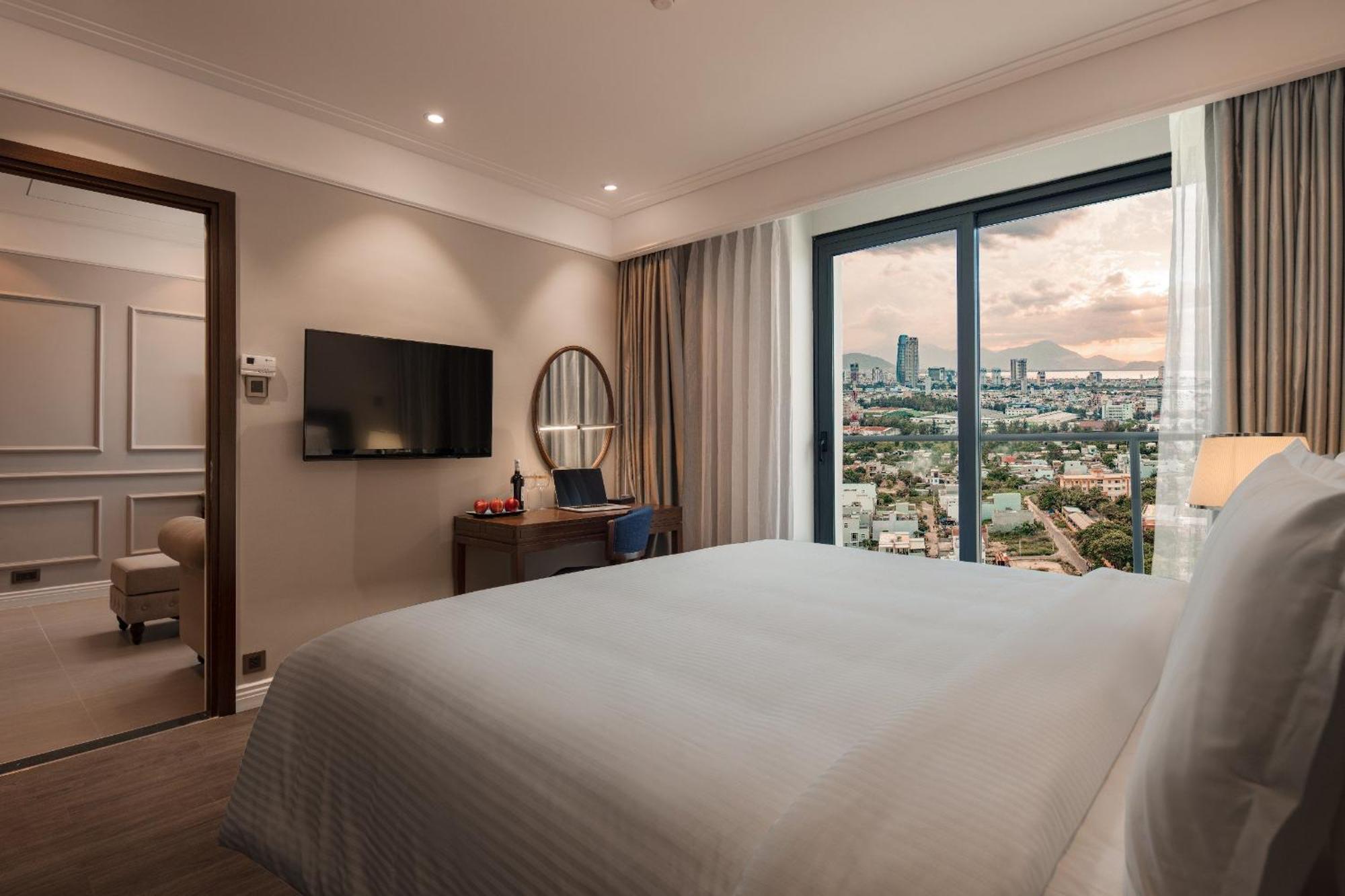 Luxury Apartment - Rooftop Swimming Pool - Beach Front - Hinata Apartment Дананг Экстерьер фото
