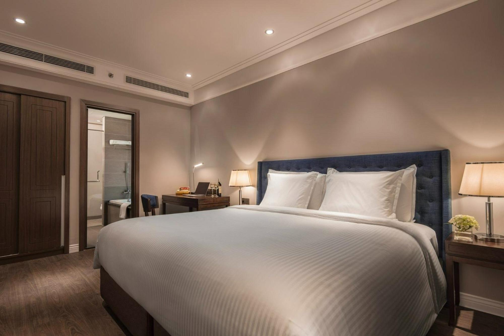 Luxury Apartment - Rooftop Swimming Pool - Beach Front - Hinata Apartment Дананг Экстерьер фото