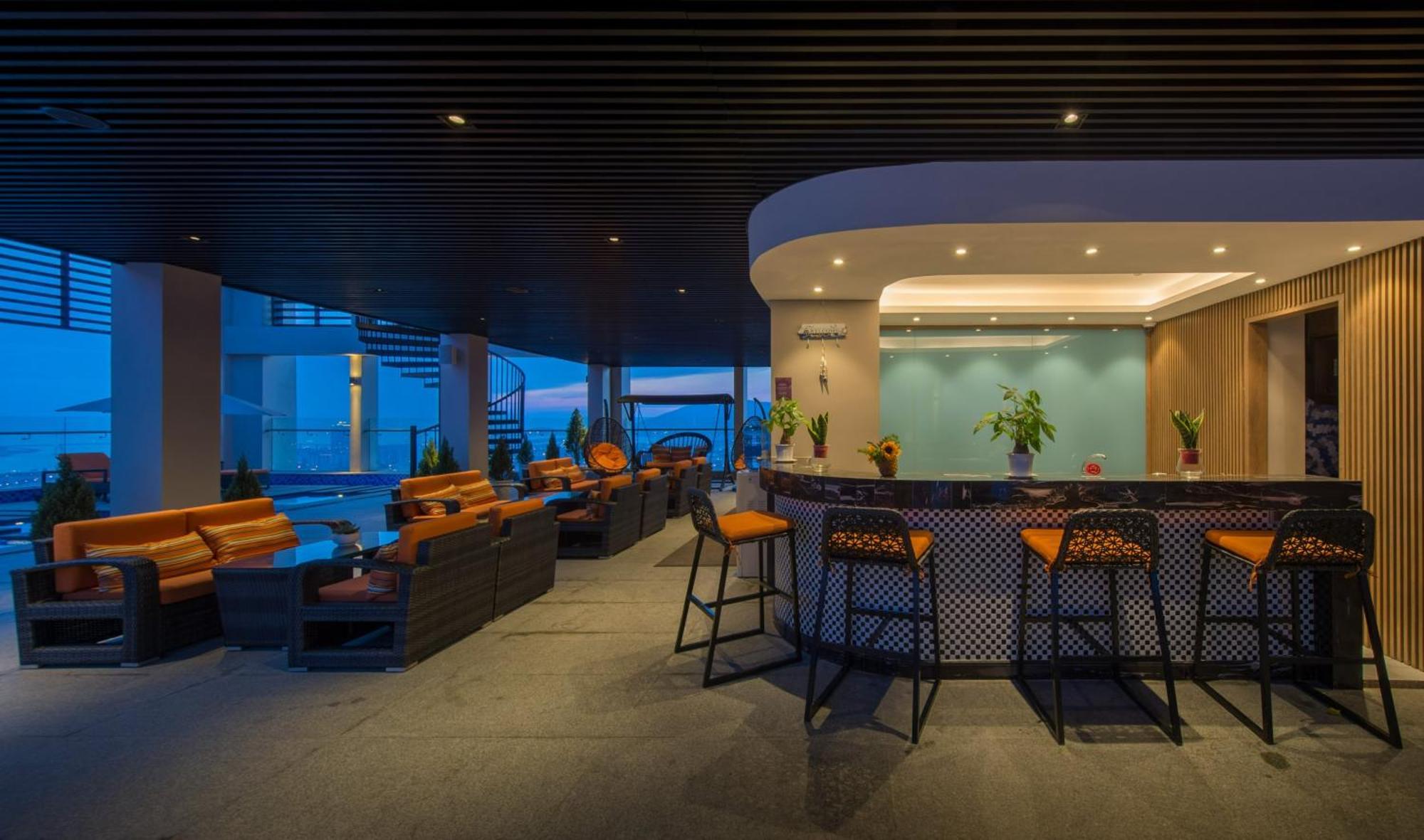 Luxury Apartment - Rooftop Swimming Pool - Beach Front - Hinata Apartment Дананг Экстерьер фото