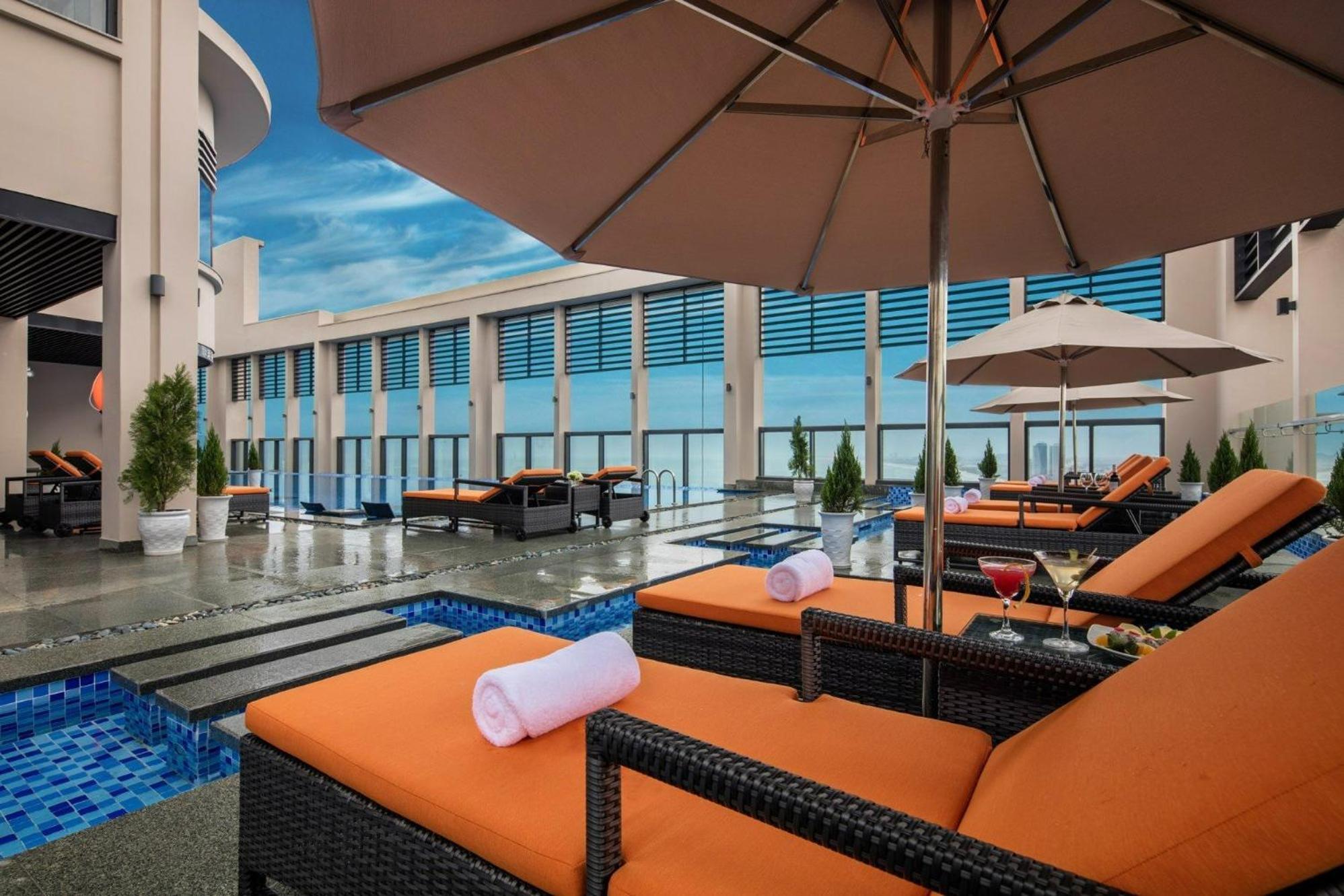 Luxury Apartment - Rooftop Swimming Pool - Beach Front - Hinata Apartment Дананг Экстерьер фото