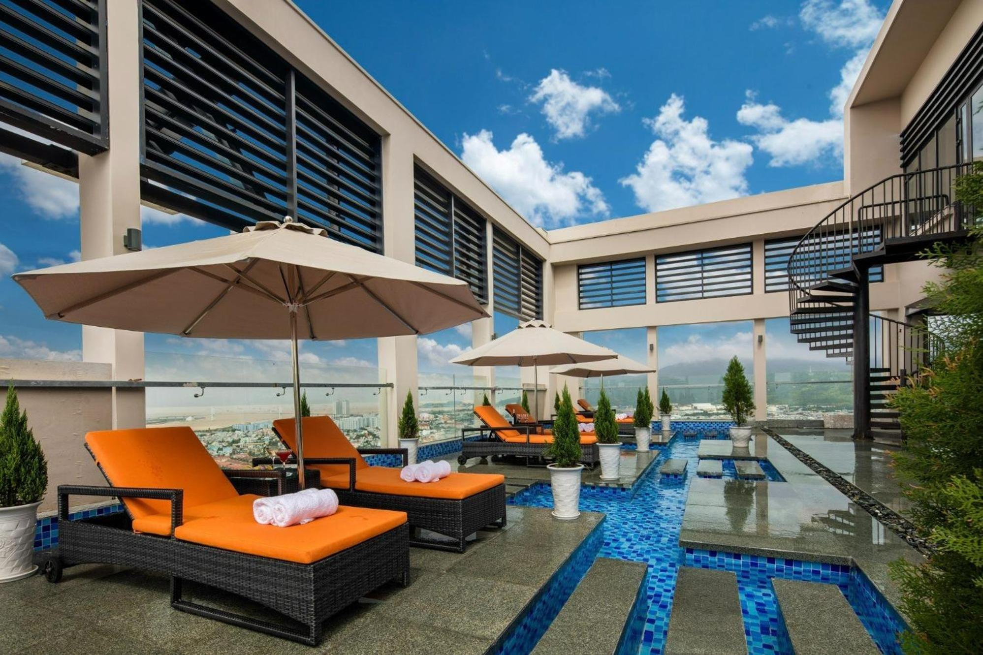 Luxury Apartment - Rooftop Swimming Pool - Beach Front - Hinata Apartment Дананг Экстерьер фото